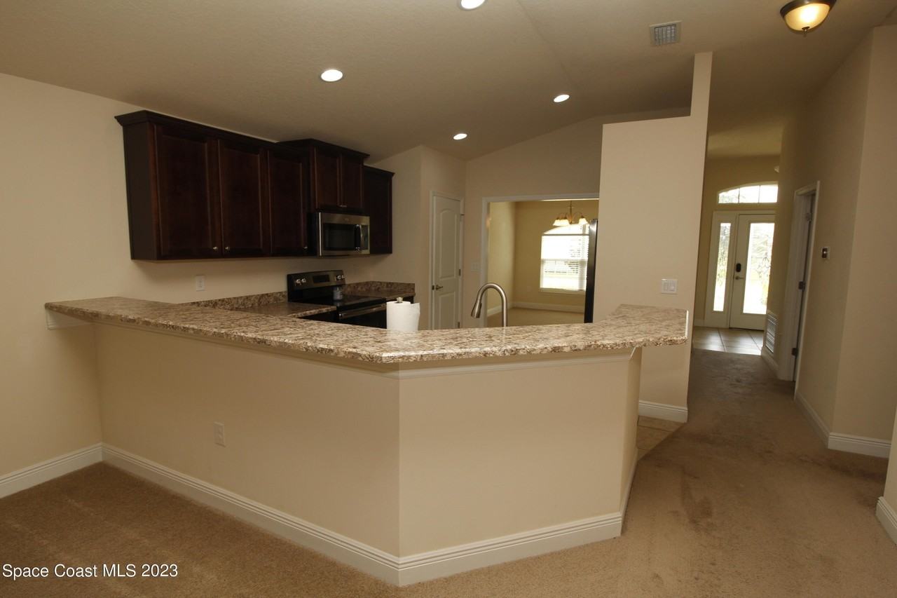 1034 Breakaway Trl - Photo 2 of 24