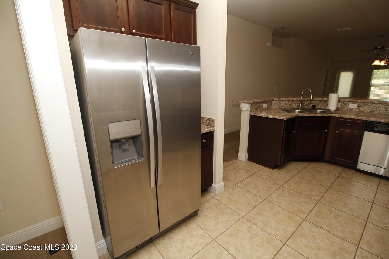 1034 Breakaway Trl - Photo 3 of 24