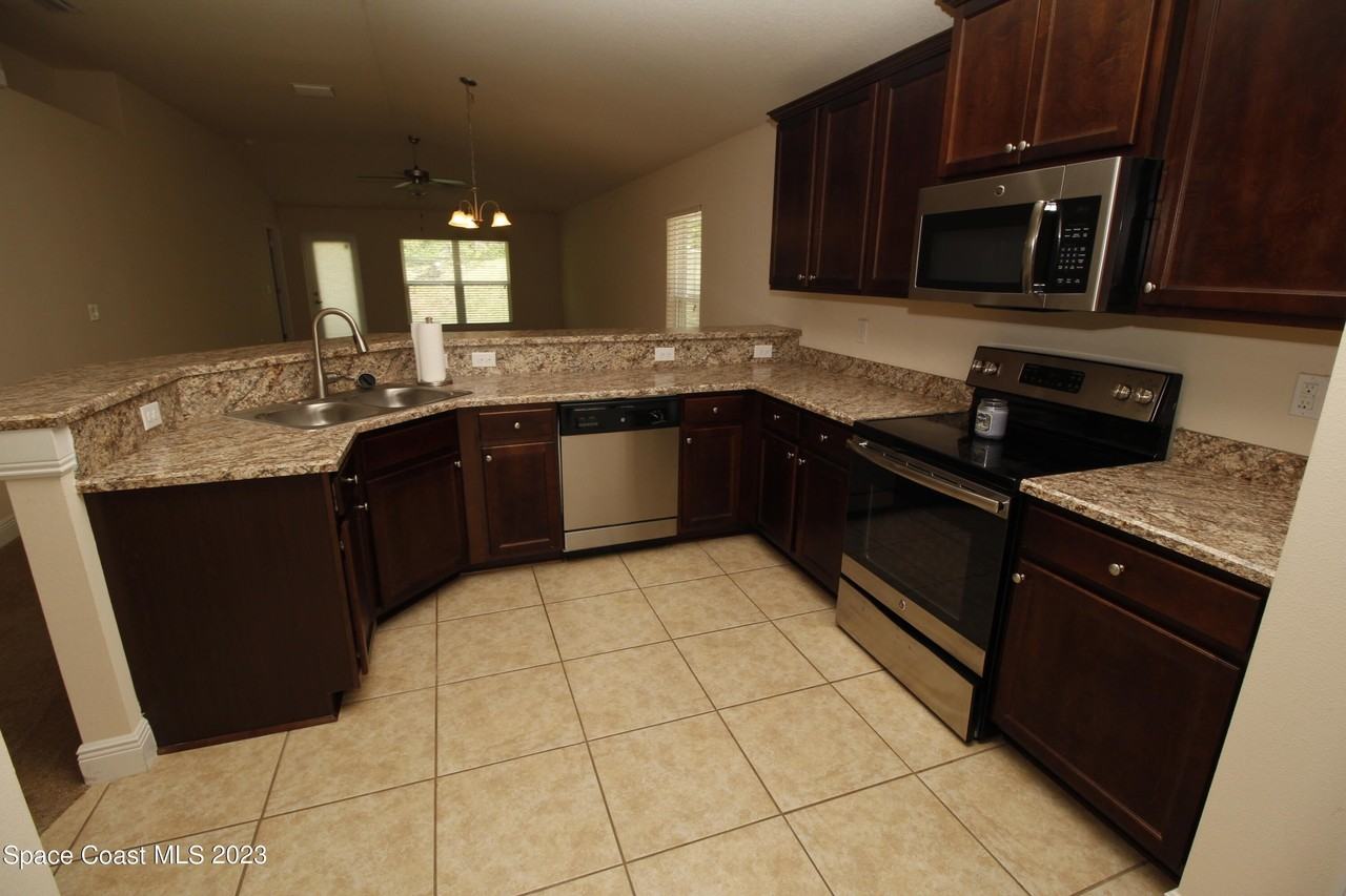 1034 Breakaway Trl - Photo 4 of 24