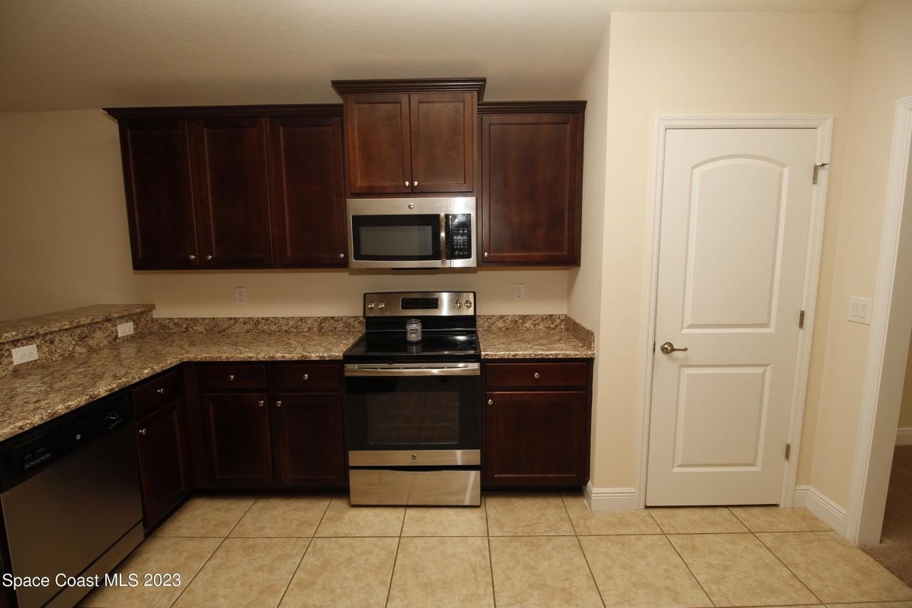 1034 Breakaway Trl - Photo 5 of 24