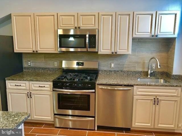 635 Kenyon St Nw - Photo 3 of 16