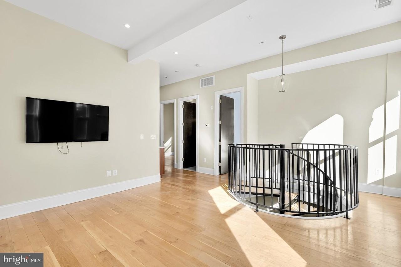 2009 Columbia Rd Nw #5 - Photo 4 of 16