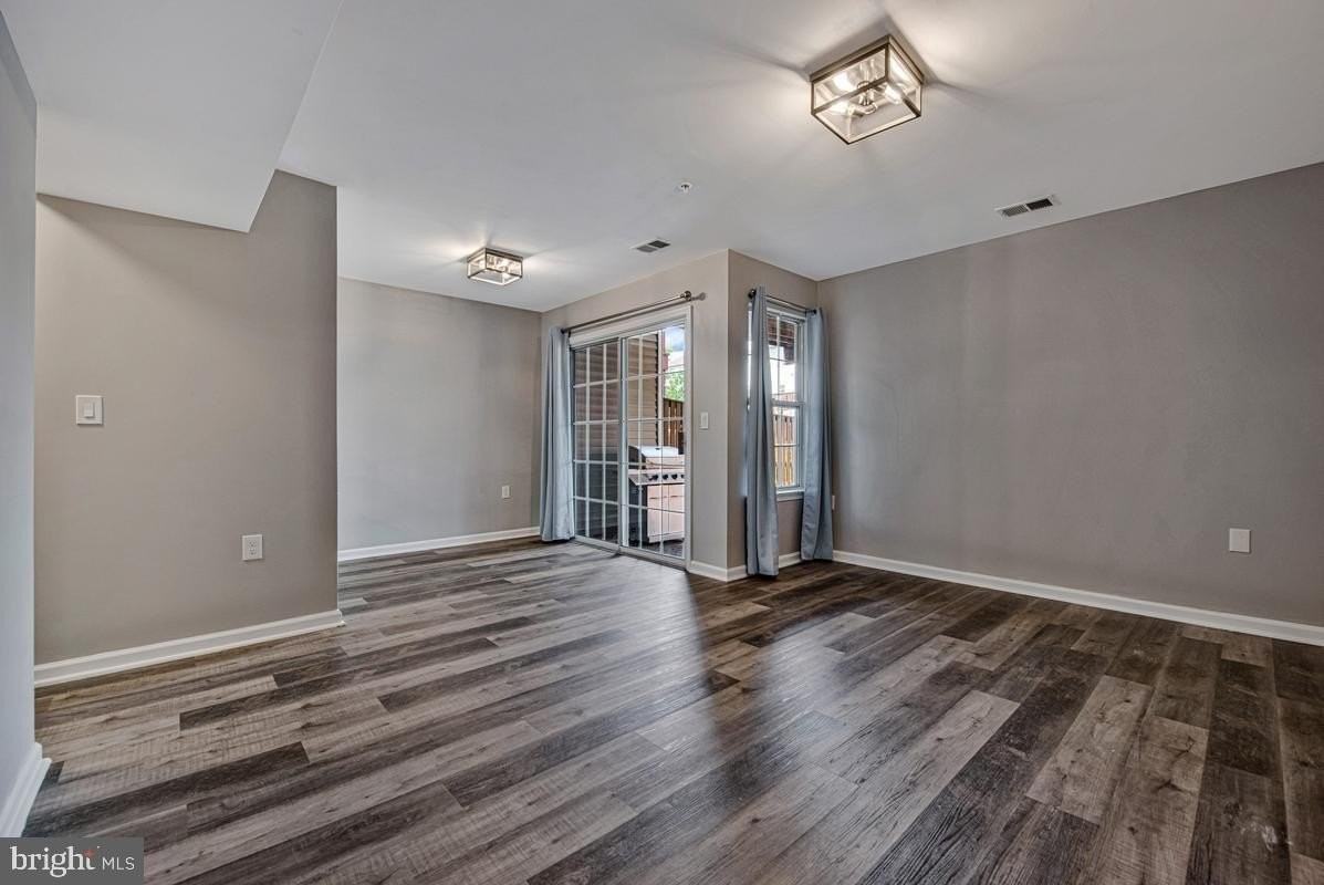 2304 Kezey Ct - Photo 3 of 33