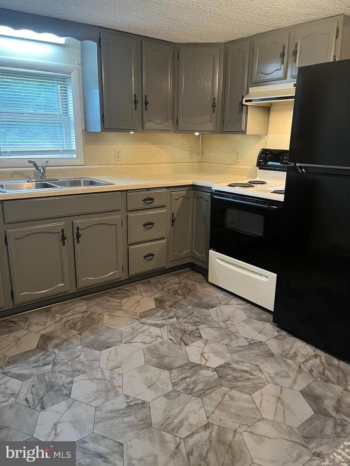 5390 Main St #2 - Photo 4 of 18