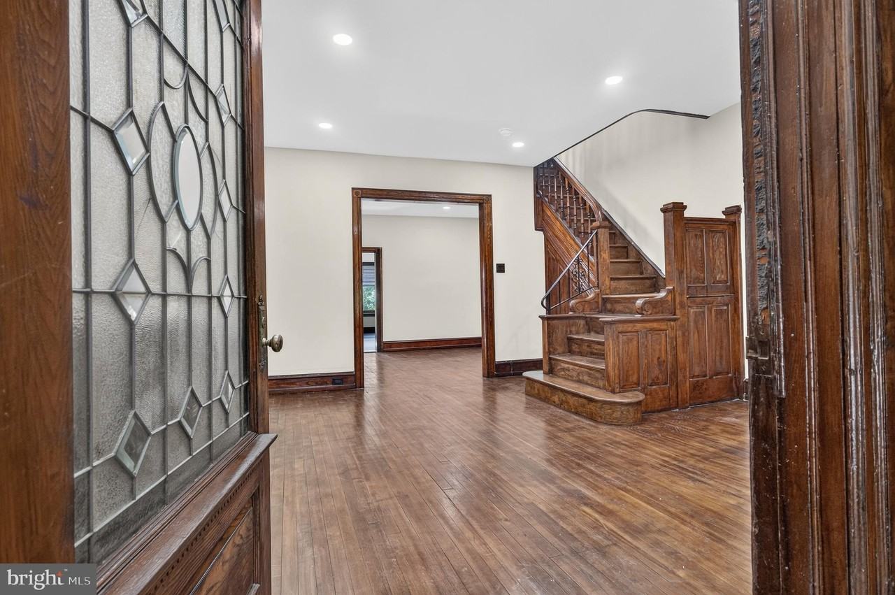 5452 Catharine St - Photo 3 of 30