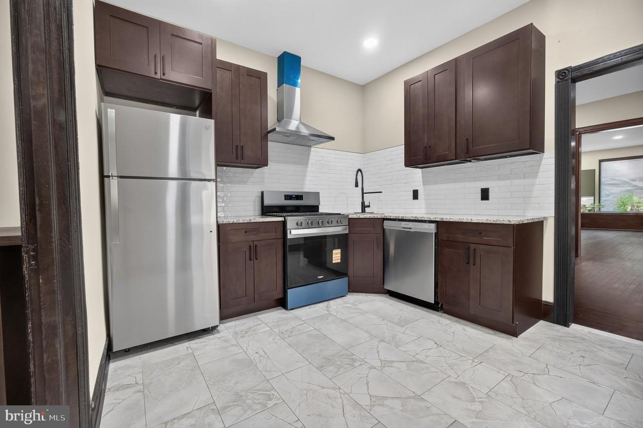 5452 Catharine St - Photo 4 of 30