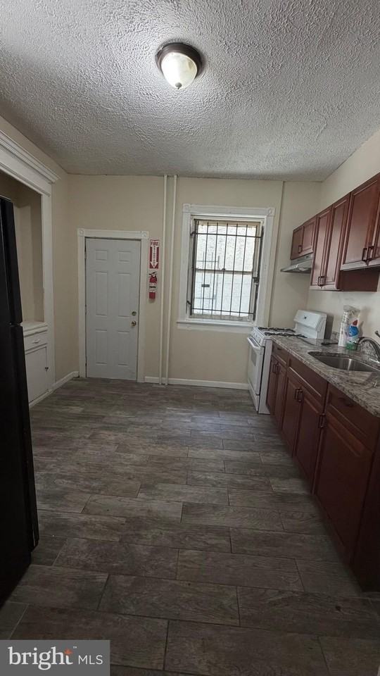 4303 N Franklin St - Photo 4 of 11