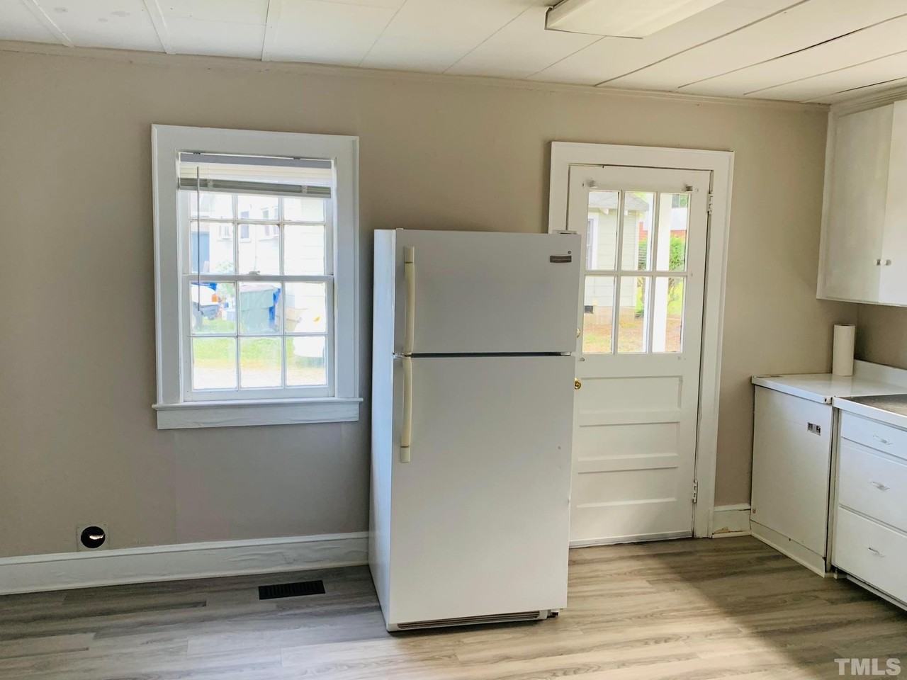 203 Hillsborough Rd - Photo 5 of 12