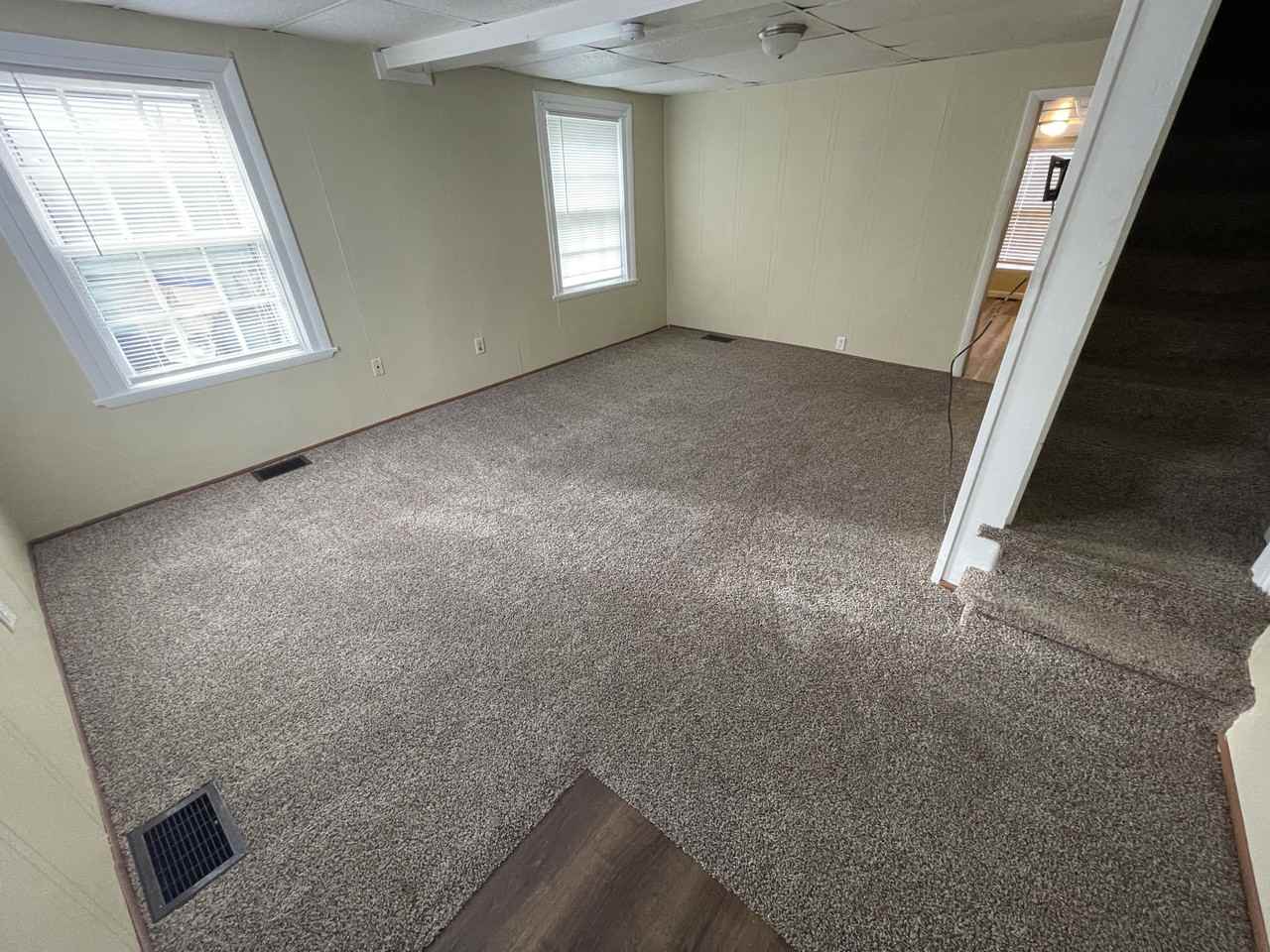 321 E Burd St - Photo 4 of 14
