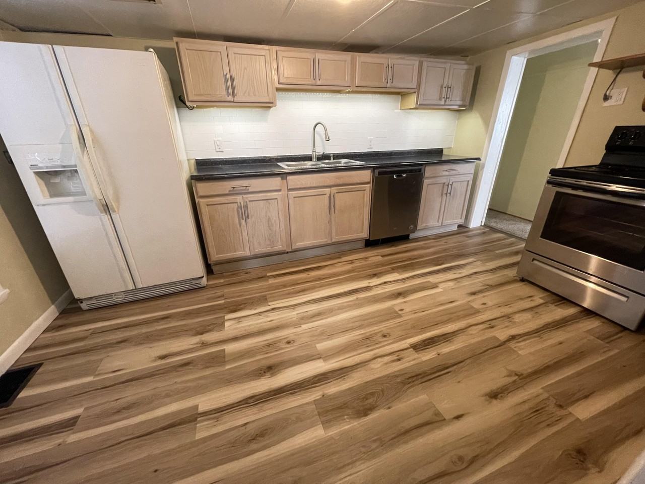 321 E Burd St - Photo 6 of 14