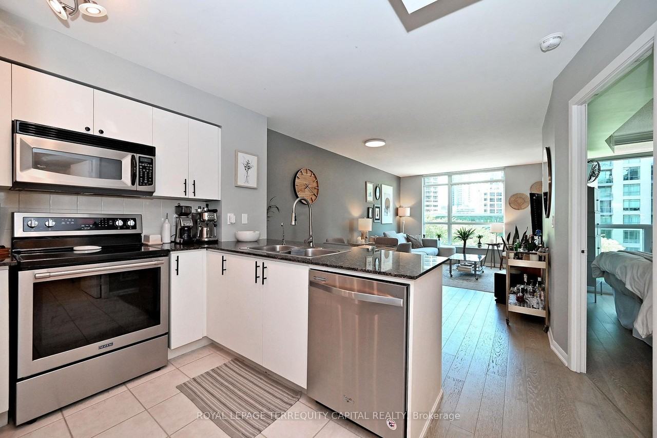 219 Fort York Boulevard #405 - Photo 7 of 34
