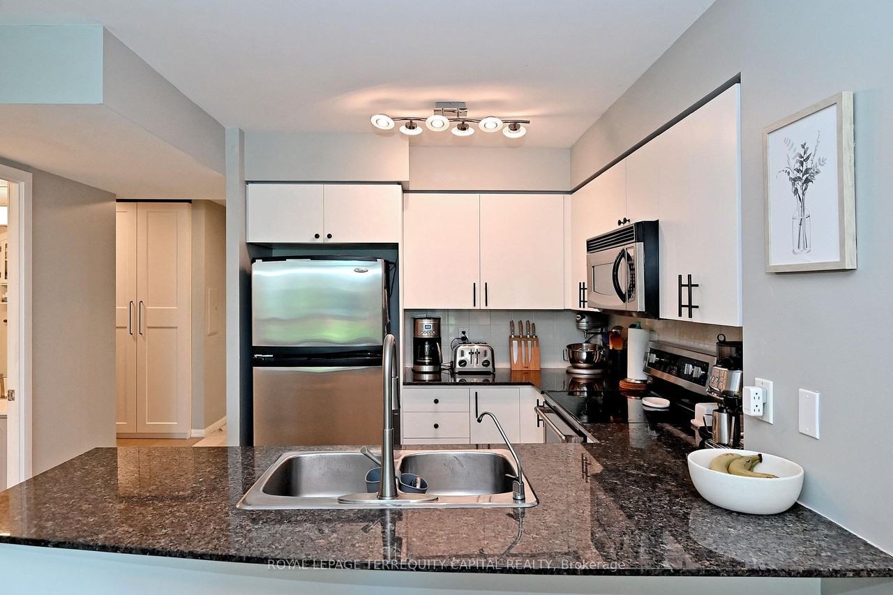 219 Fort York Boulevard #405 - Photo 6 of 34