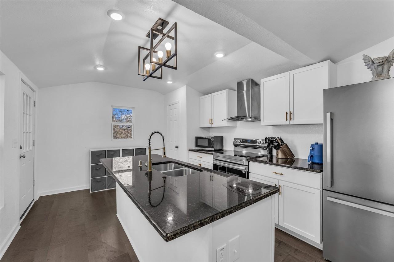 1209 Southey St - Photo 3 of 21