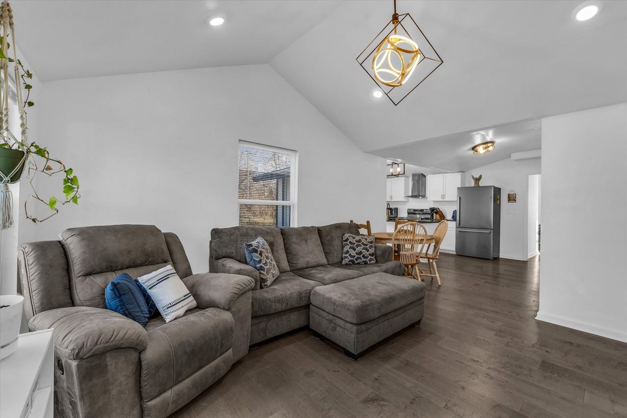 1209 Southey St - Photo 4 of 21
