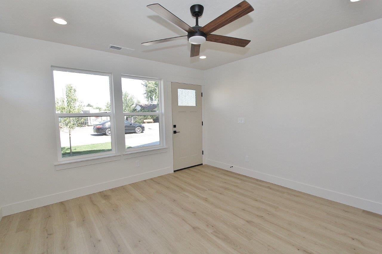 1115 S Commercial Ave #2 - Photo 3 of 30