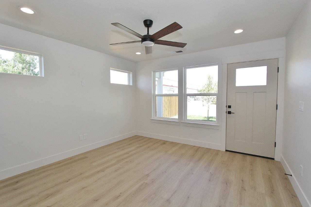 1115 S Commercial Ave #2 - Photo 4 of 30