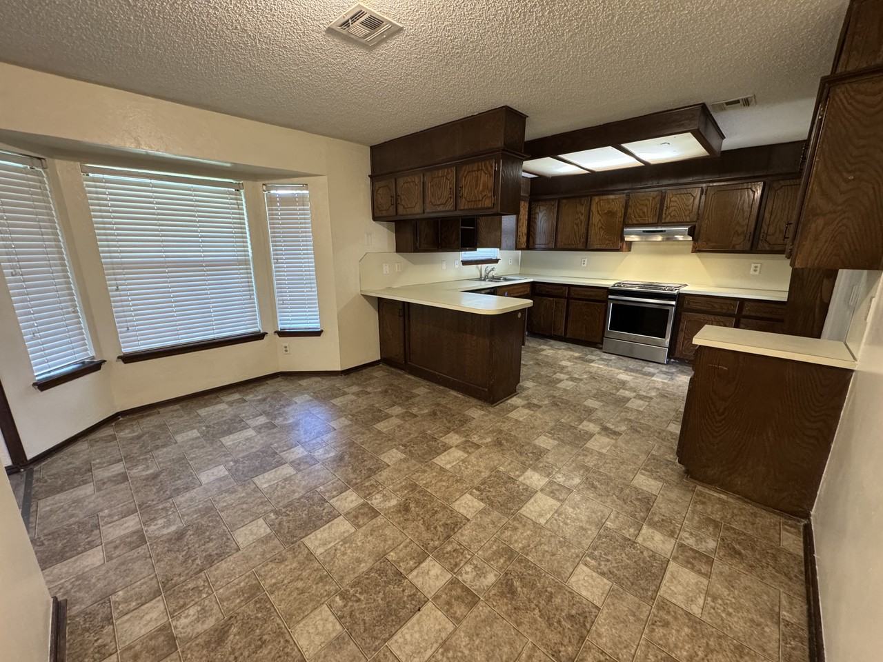 8413 Woodfield St - Photo 4 of 20