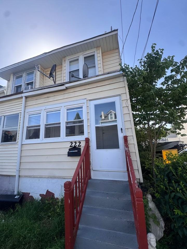 222 E Franklin St - Photo 4 of 10