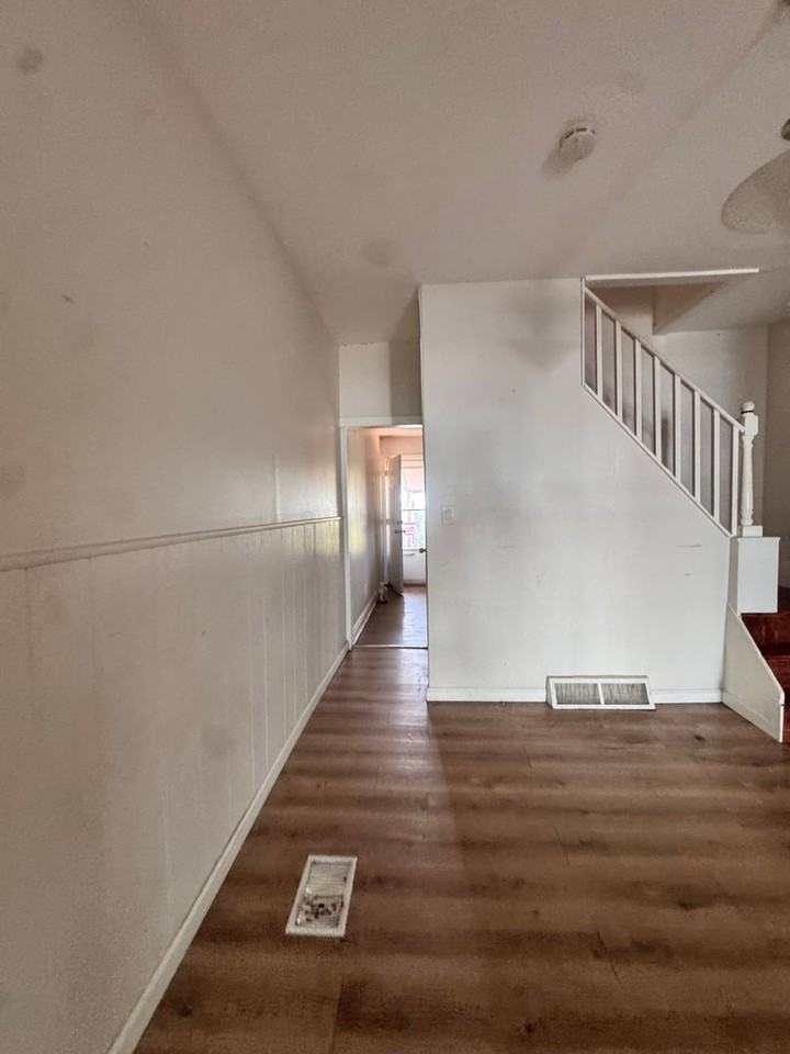 222 E Franklin St - Photo 6 of 10