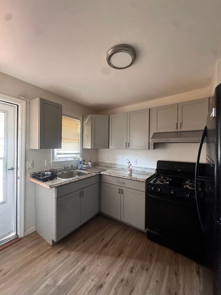 222 E Franklin St - Photo 7 of 10