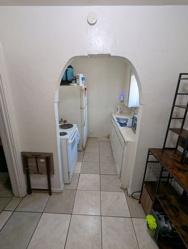 906 E Fairmount Ave - Photo 7 of 8