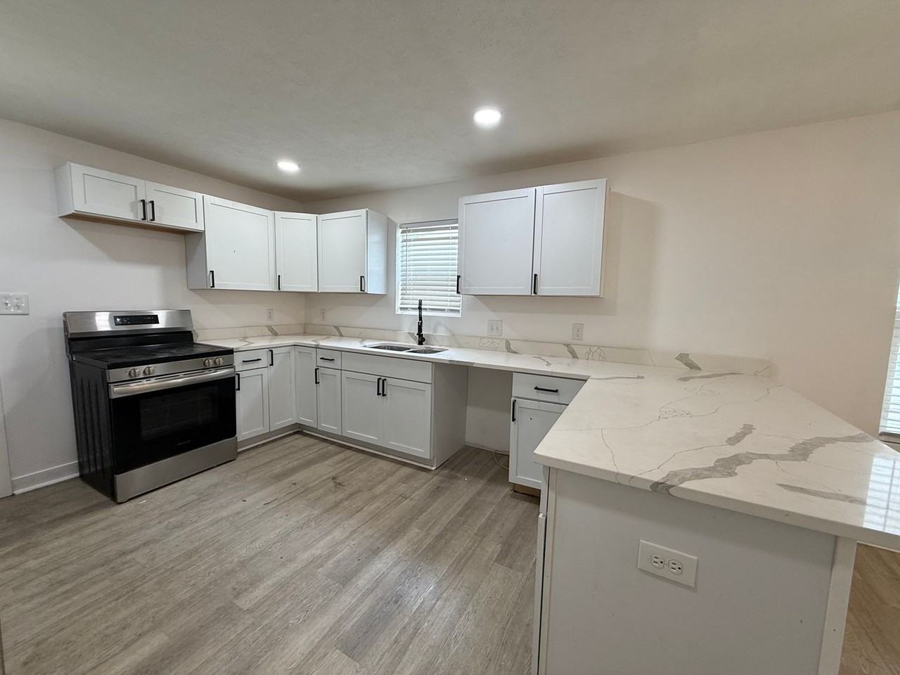 523 N Alton Ave - Photo 4 of 16