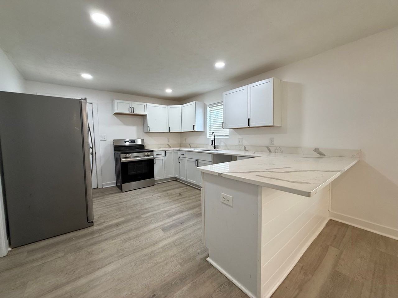 523 N Alton Ave - Photo 5 of 16