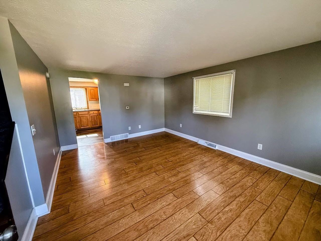 1029 Orchard Ave Ne - Photo 3 of 10