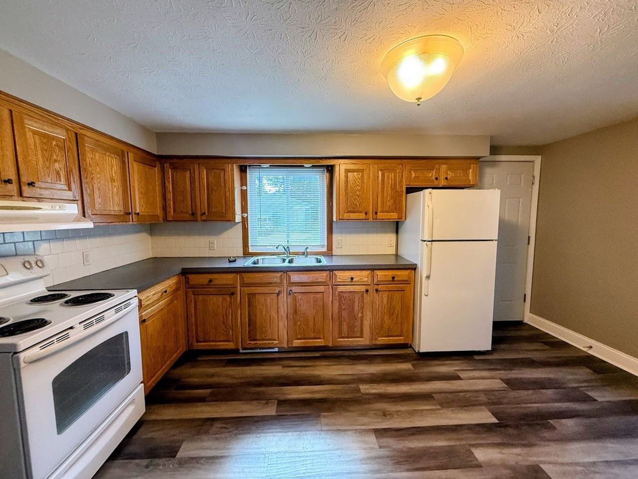 1029 Orchard Ave Ne - Photo 4 of 10