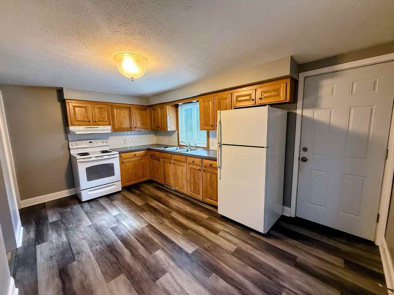 1029 Orchard Ave Ne - Photo 5 of 10