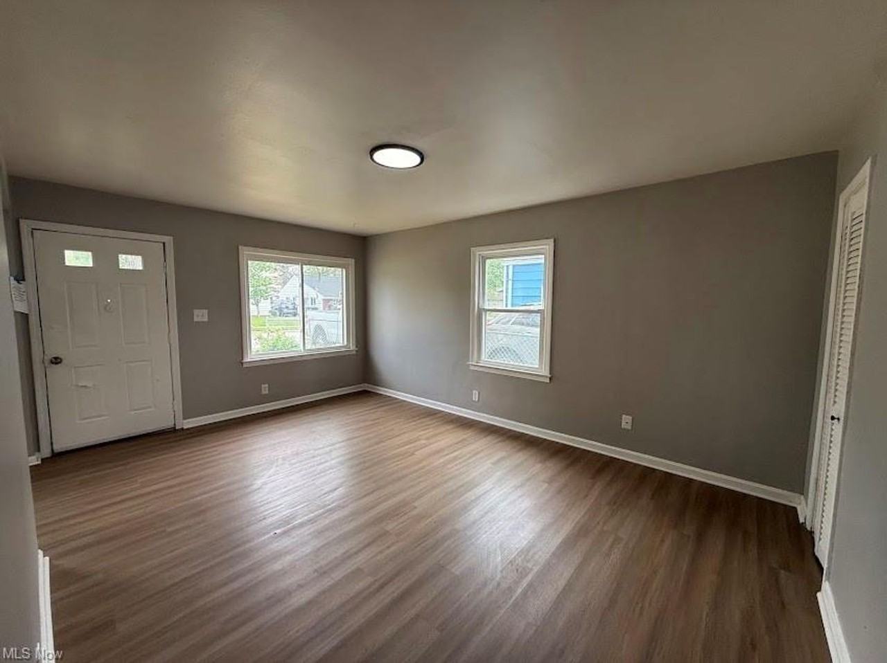 1054 Merton Ave - Photo 2 of 14
