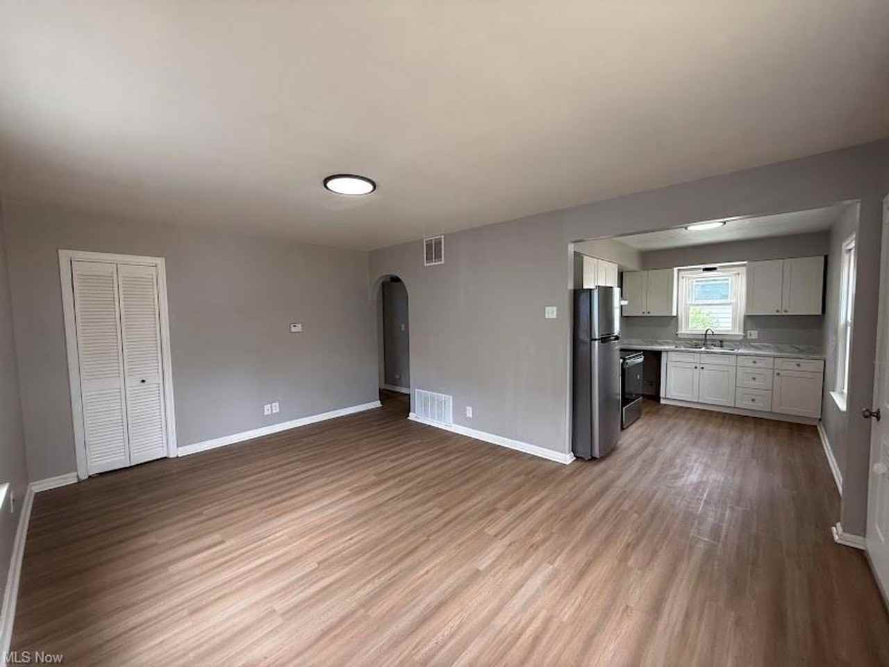 1054 Merton Ave - Photo 3 of 14