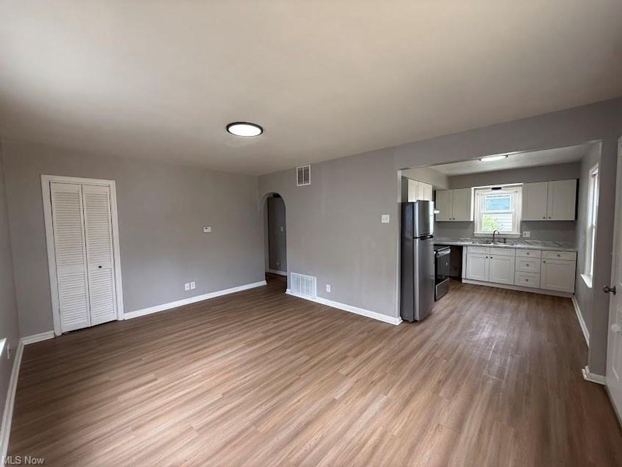 1054 Merton Ave - Photo 4 of 14
