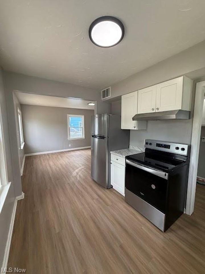 1054 Merton Ave - Photo 5 of 14