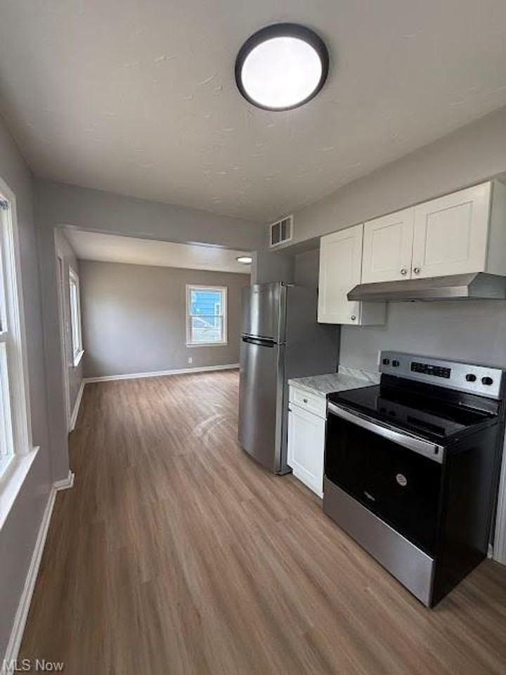 1054 Merton Ave - Photo 6 of 14
