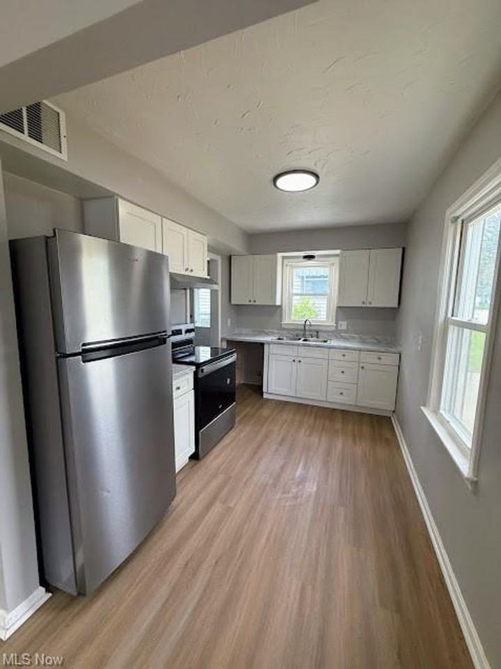 1054 Merton Ave - Photo 7 of 14