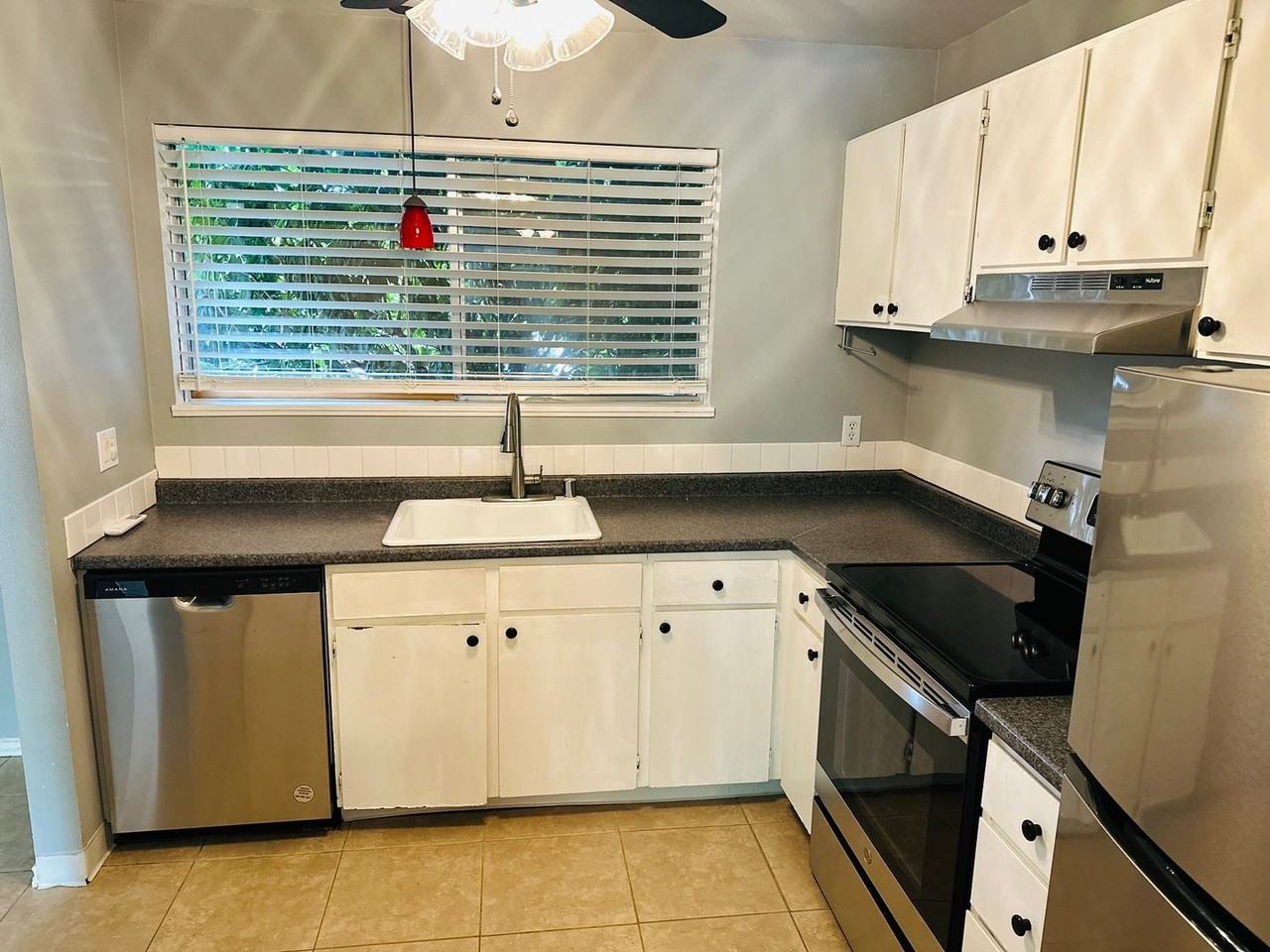 345 Ne 105th St - Photo 5 of 25