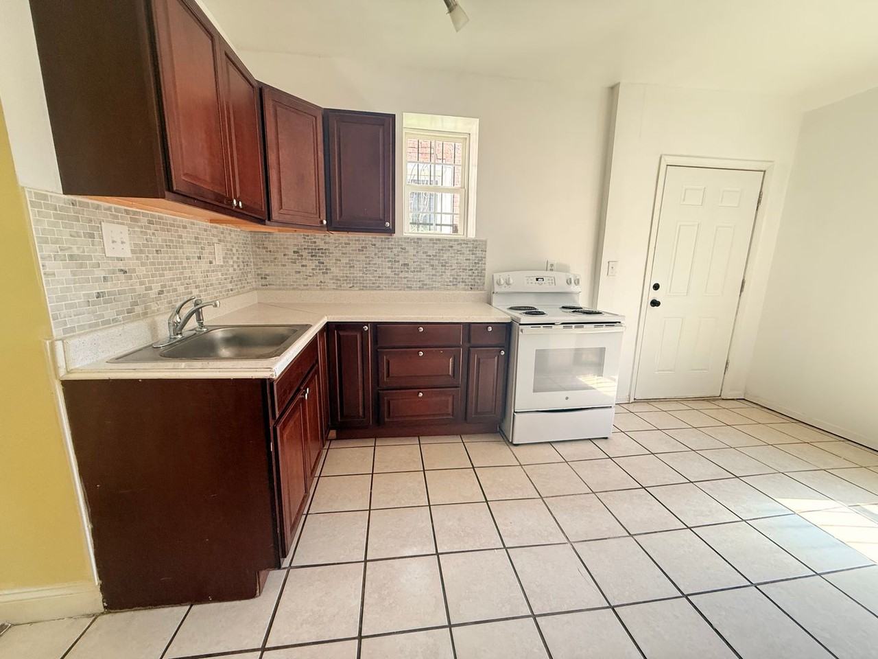 3843 N 10th St - Photo 4 of 8