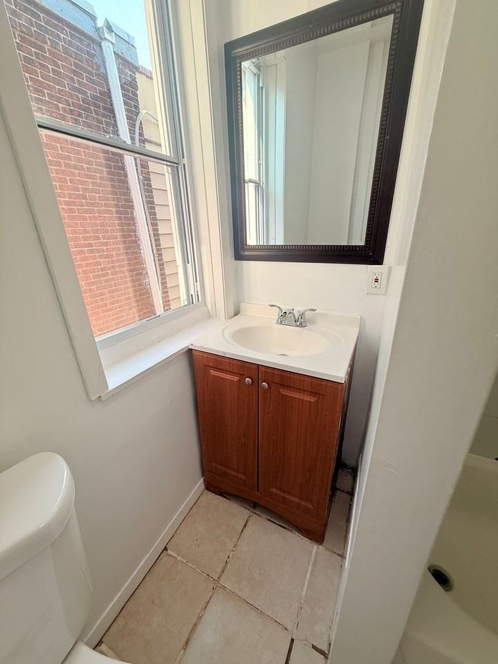 3843 N 10th St - Photo 5 of 8
