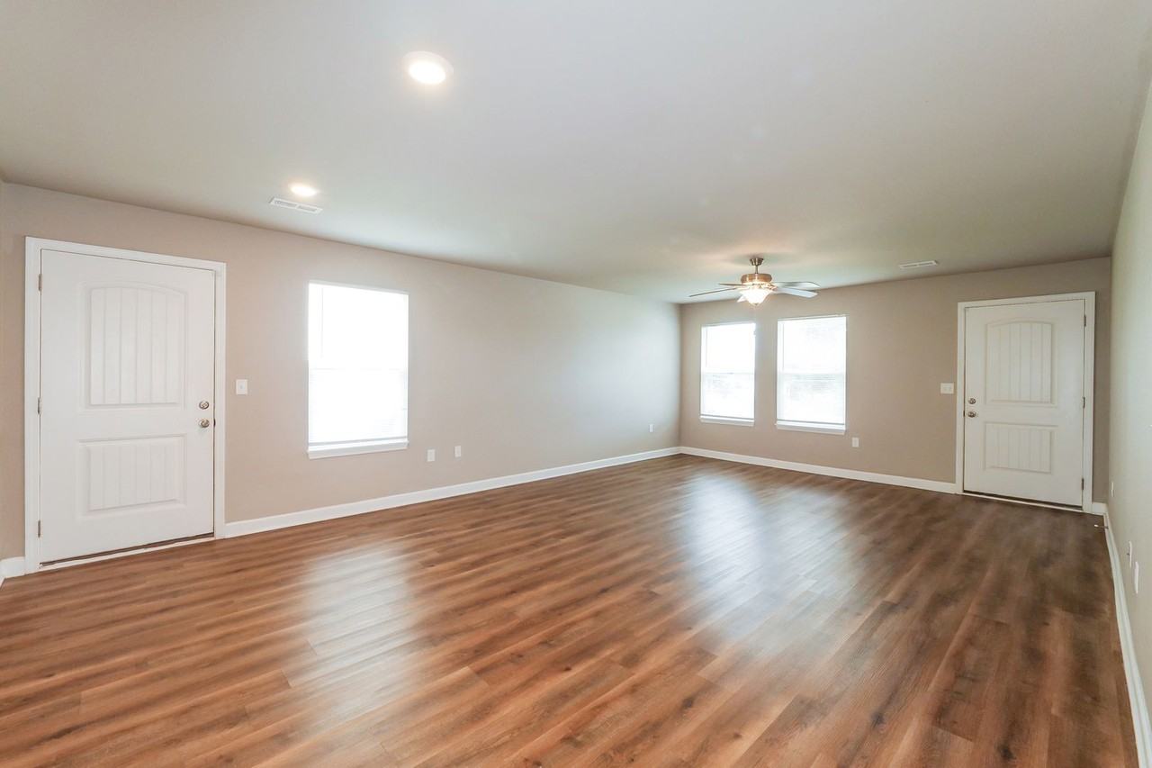 208 Sw Rose St - Photo 2 of 16