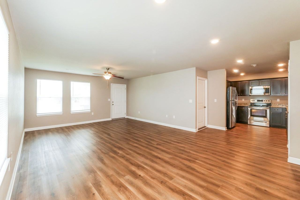 208 Sw Rose St - Photo 3 of 16