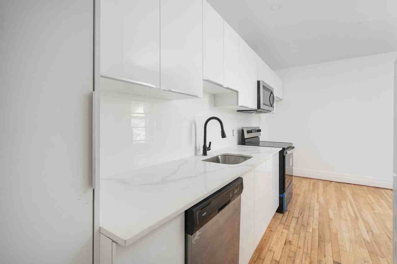 1619 Rue Beaudry - Photo 2 of 21