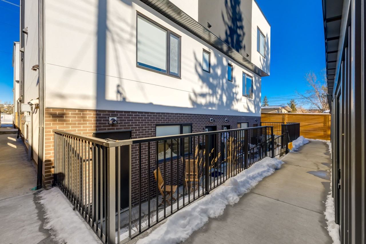 2131 50 Avenue Southwest - Photo 2 of 5