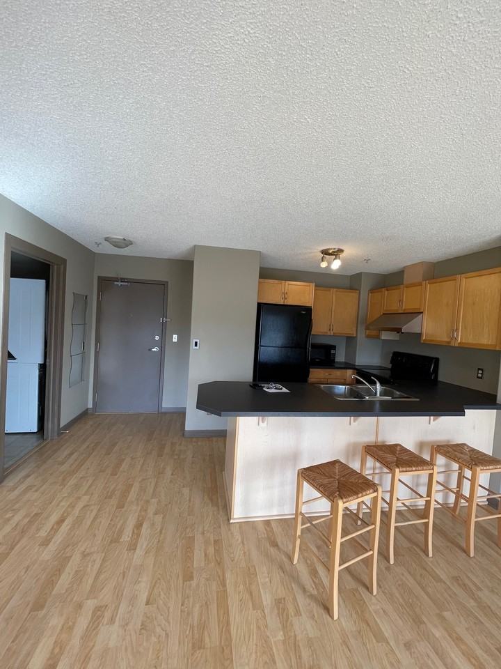 8536 106A Street NW, Edmonton, AB - Photo 7 of 20