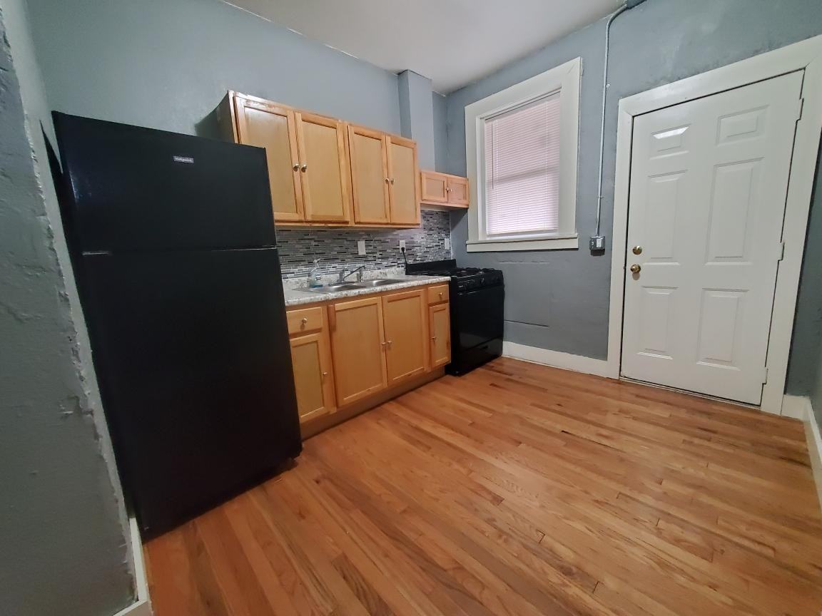 403 Locust Street - Photo 4 of 11