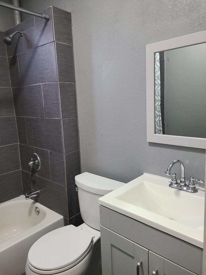 403 Locust Street - Photo 5 of 11