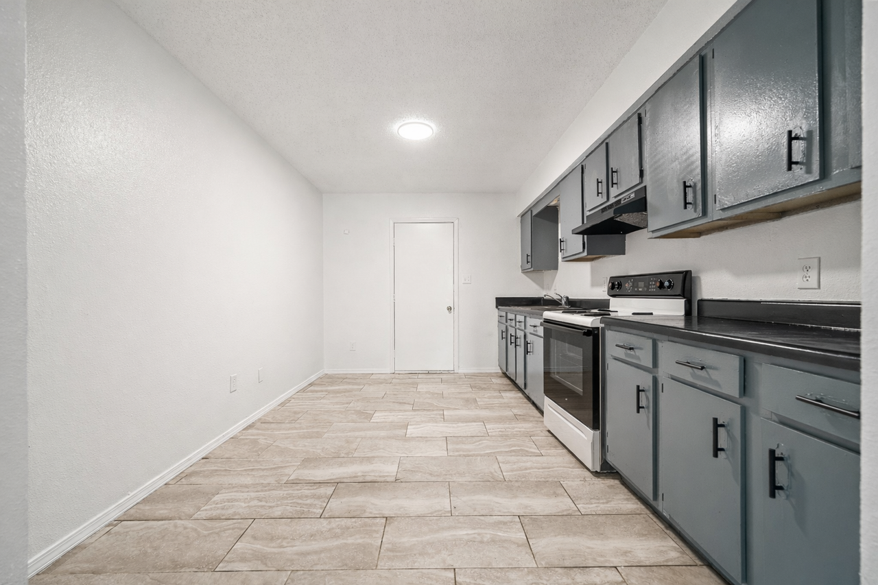 47 47 - 818 So Elm St - Photo 5 of 20