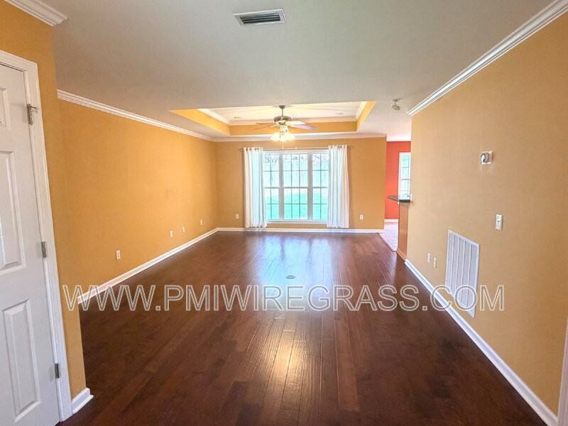 201 Windsor Garden Dr - Photo 3 of 27