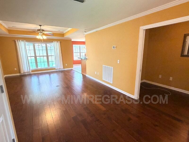 201 Windsor Garden Dr - Photo 4 of 27