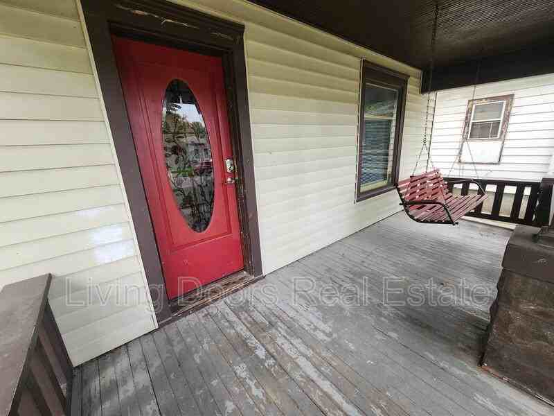 837 Peach St - Photo 2 of 19